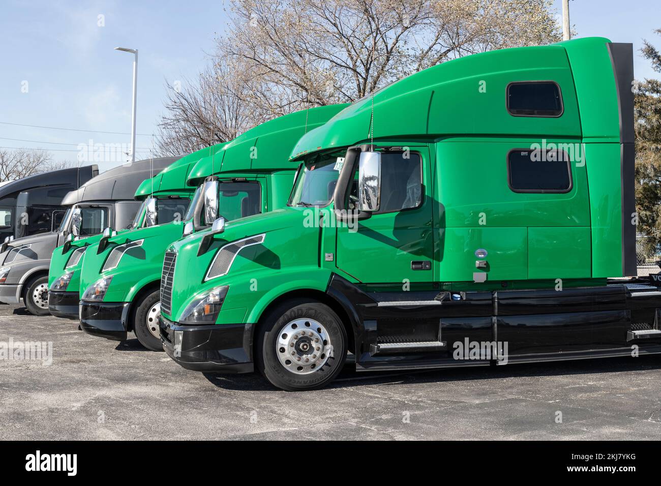 Indianapolis - circa Novembre 2022: Volvo semi Tractor Trailer Big Rig Truck mostra presso una concessionaria. Volvo Trucks è uno dei più grandi costruttori di veicoli industriali Foto Stock