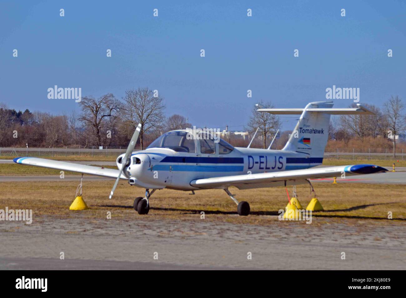 Germania, Baviera, Augusta: D-ELJS Piper PA.38-112 Tomahawk. Foto Stock