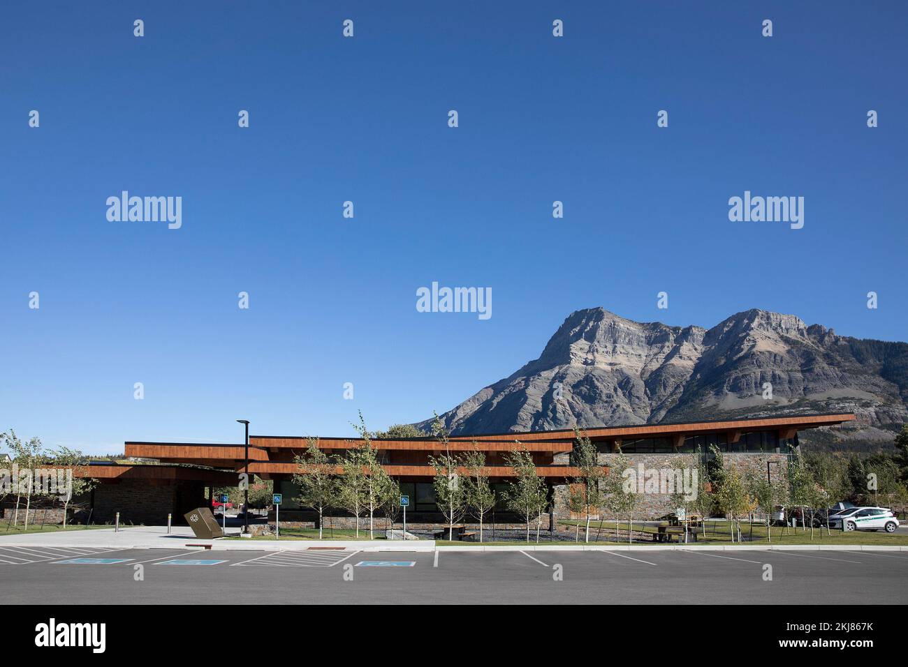 Edificio del centro visitatori del Parco Nazionale dei Laghi Waterton nelle Montagne Rocciose con cielo azzurro limpido in Alberta, Canada Foto Stock