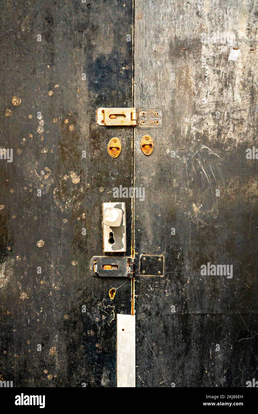 Porte doppie chiuse con serrature e lucchetti Foto Stock