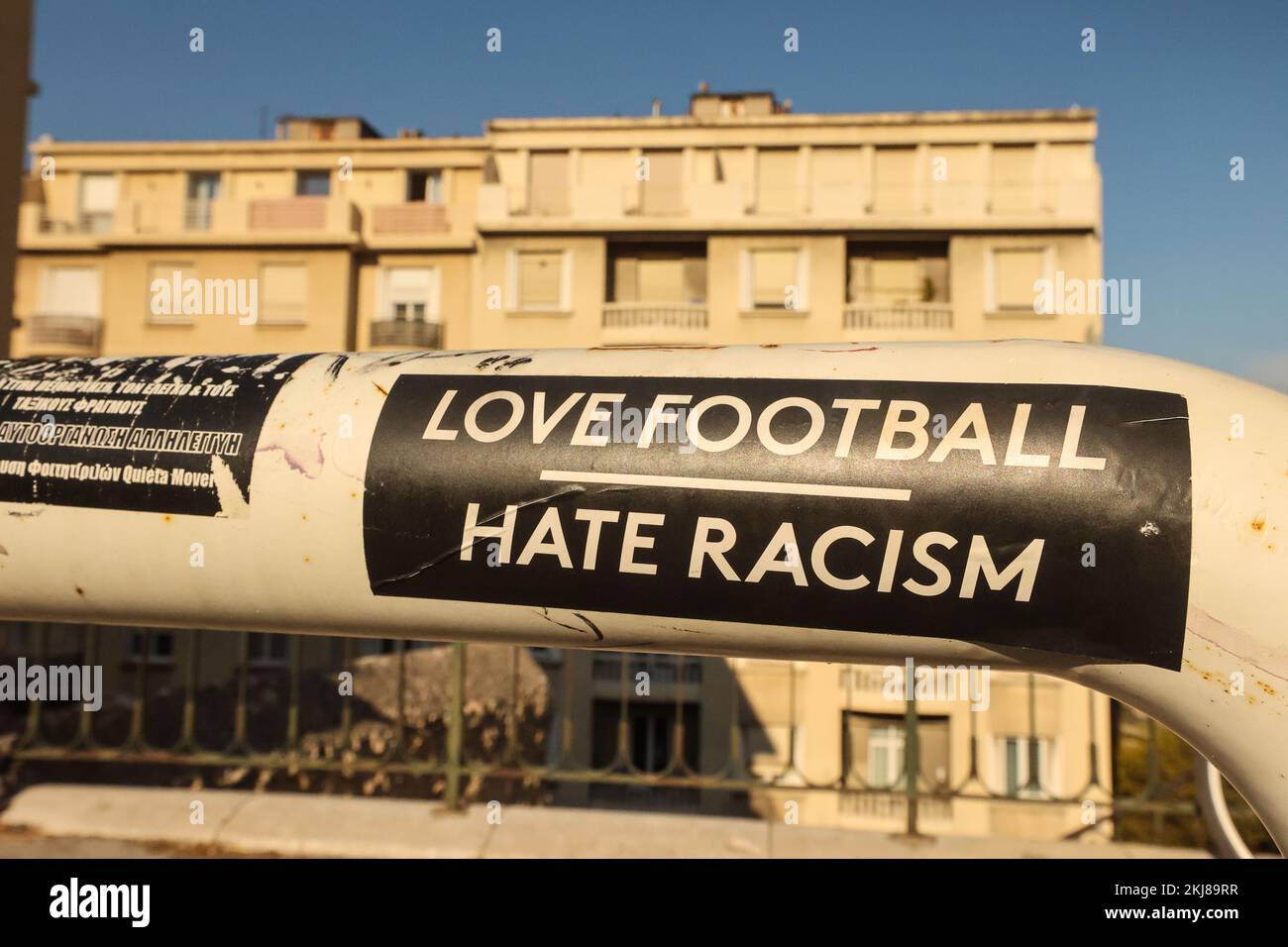 Love Football,Racism odio,banner,pubblicità,ai piedi,vicino,Basilica Notre Dame de la Garde,Marsiglia,Marsiglia,comune in, Bouches-du-Rhône, la seconda città più grande della Francia,Marsiglia, è la prefettura dei francesi, dipartimento di, Bouches-du-Rhône, e, capitale, Della regione Provenza-Alpi-Côte Azzurra. Sud della Francia,Francia,francese,seconda città più grande in Francia,agosto,estate,Europa,europea, Foto Stock