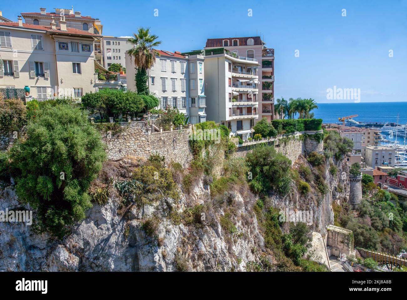 Edifici residenziali nel quartiere Monte Carlo di Monaco, su una collina rocciosa della città Foto Stock