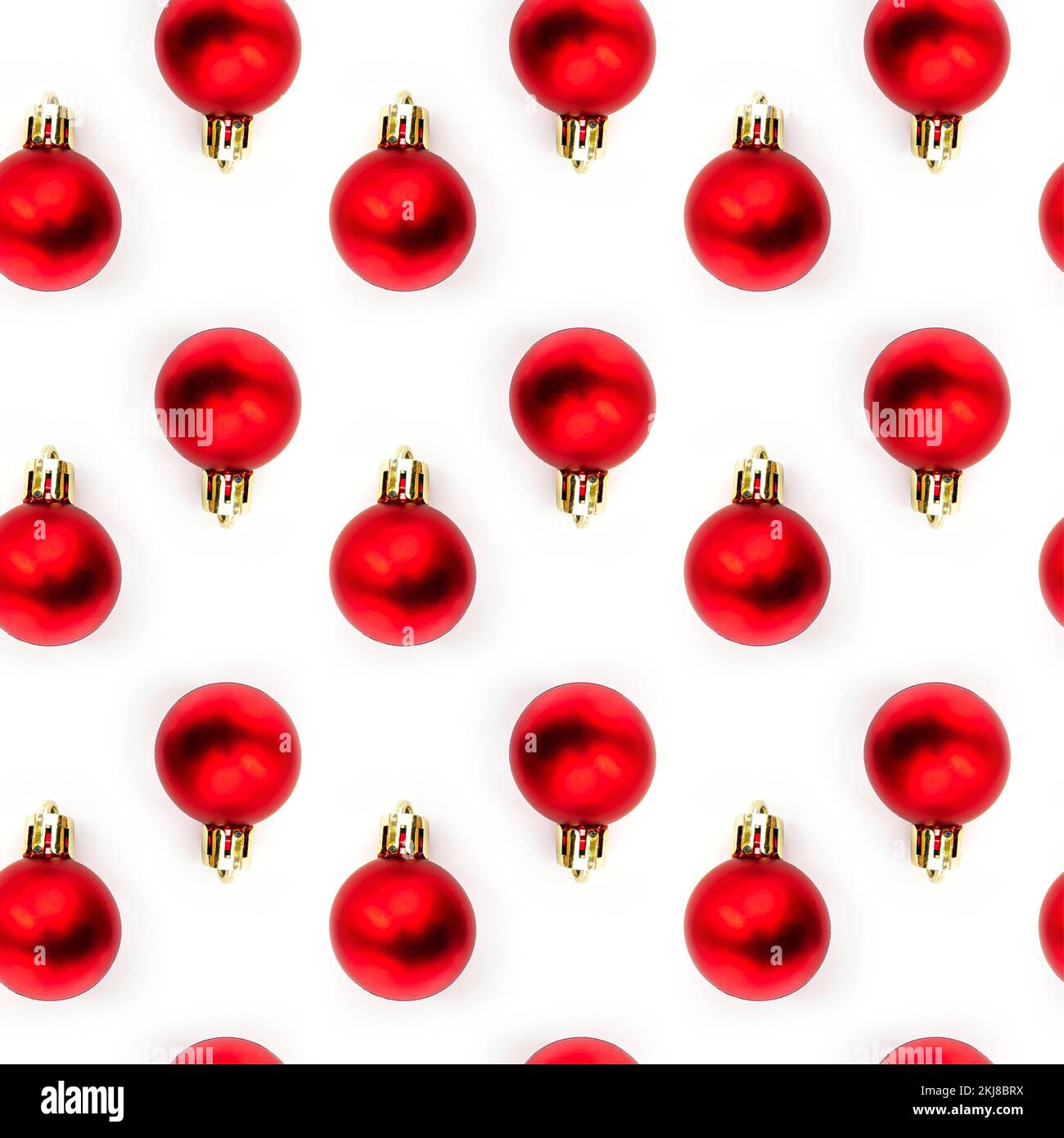 Seamless Red brillante Natale baubles su uno sfondo bianco. Composizione minima sfondo senza cuciture. Inverno, Cristmas e Capodanno. Da a. Foto Stock