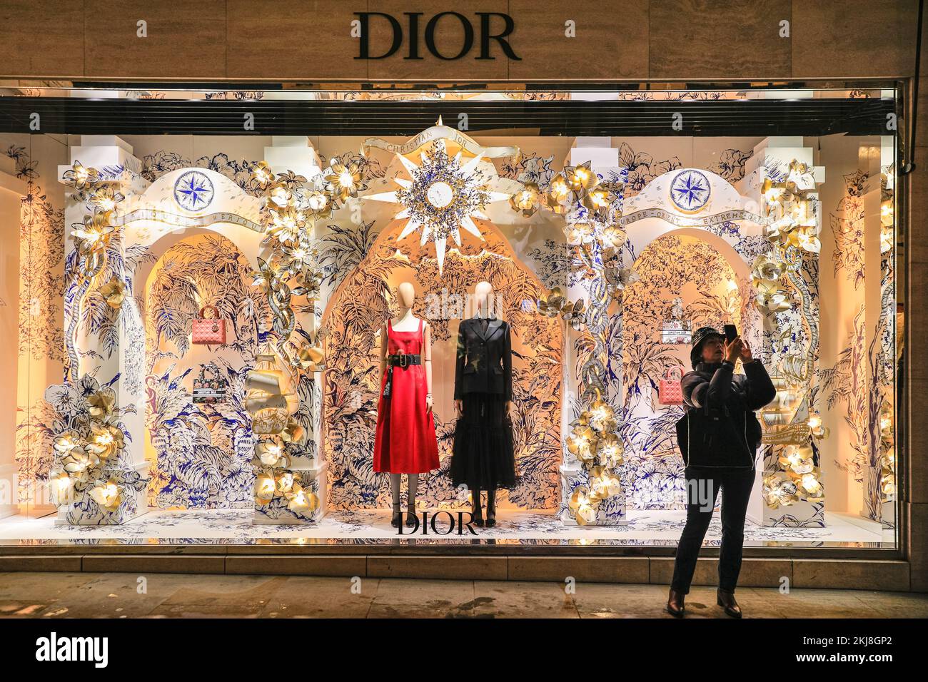 Londra, Regno Unito. 24th Nov 2022. Una donna guarda la bella mostra a tema invernale a Dior. La gente di Bond Street, la famosa strada dello shopping di Mayfair, e lungo Piccadilly curiosano tra le vetrine dei negozi e ammirano le numerose mostre colorate e le elaborate decorazioni a tema natalizio nei negozi di lusso di Mayfair. Credit: Imageplotter/Alamy Live News Foto Stock
