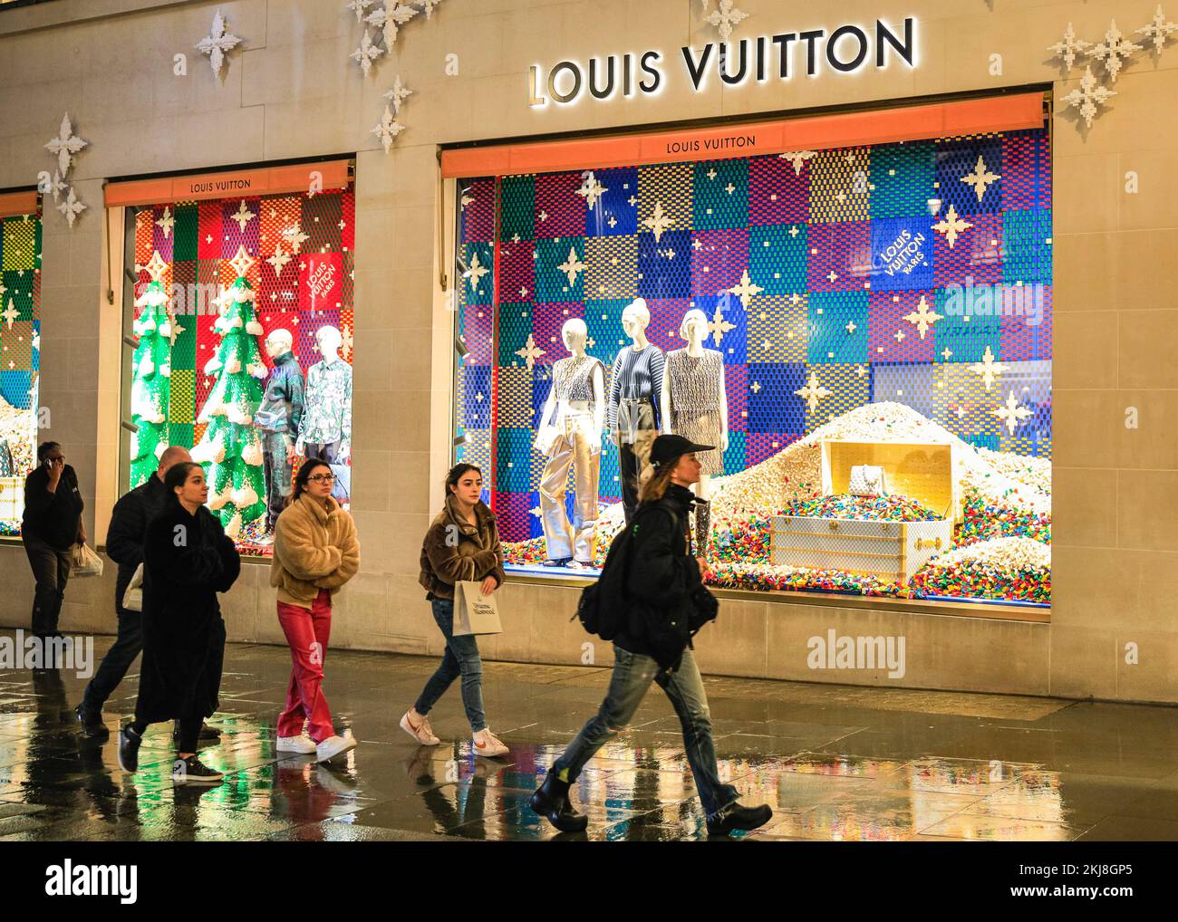 Londra, Regno Unito. 24th Nov 2022. Vetrine colorate presso il negozio Louis Vuitton. La gente di Bond Street, la famosa strada dello shopping di Mayfair, e lungo Piccadilly curiosano tra le vetrine dei negozi e ammirano le numerose mostre colorate e le elaborate decorazioni a tema natalizio nei negozi di lusso di Mayfair. Credit: Imageplotter/Alamy Live News Foto Stock