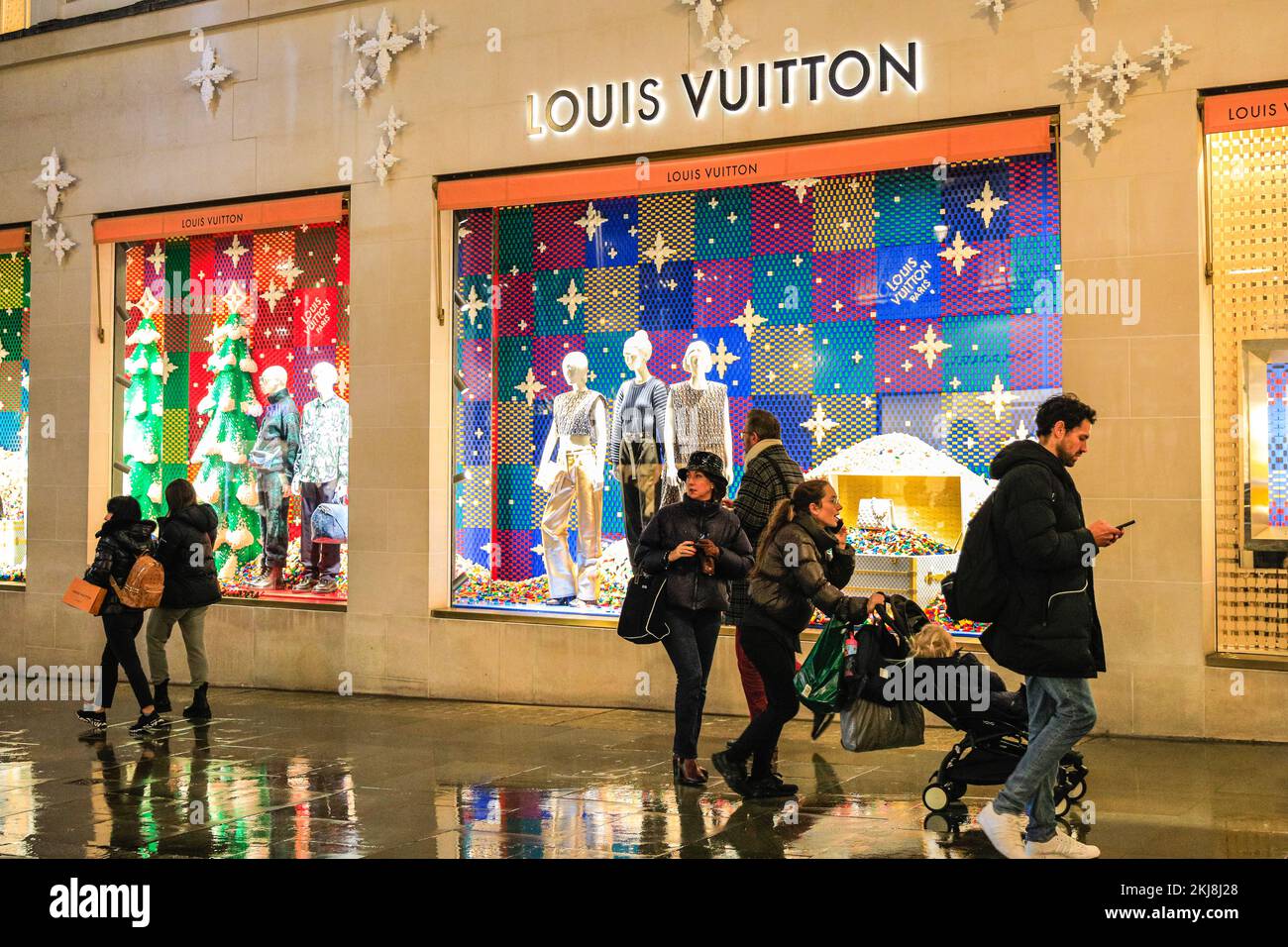 Londra, Regno Unito. 24th Nov 2022. Vetrine colorate presso il negozio Louis Vuitton. La gente di Bond Street, la famosa strada dello shopping di Mayfair, e lungo Piccadilly curiosano tra le vetrine dei negozi e ammirano le numerose mostre colorate e le elaborate decorazioni a tema natalizio nei negozi di lusso di Mayfair. Credit: Imageplotter/Alamy Live News Foto Stock