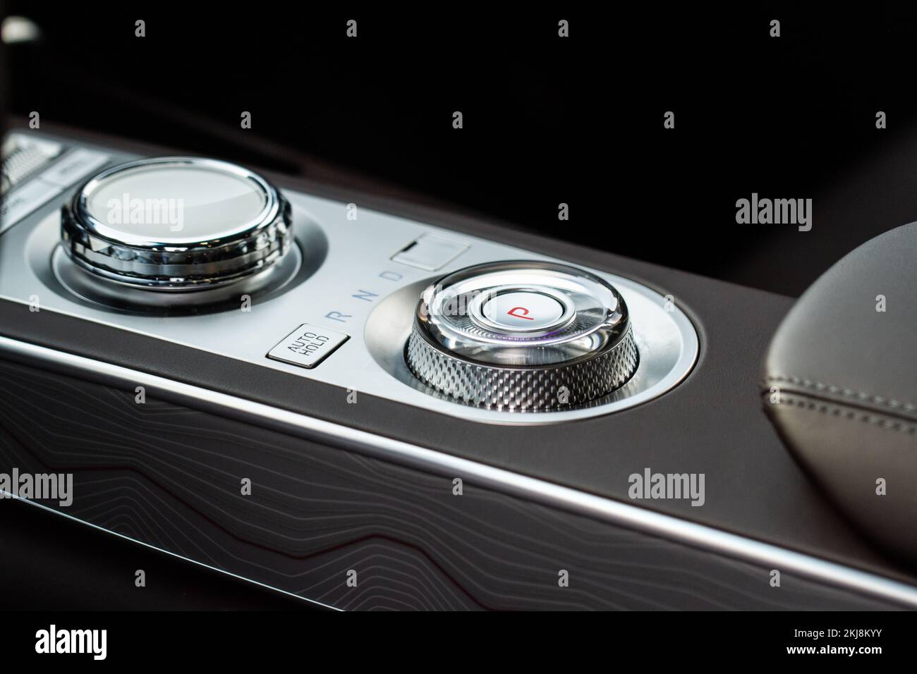 Freno di stazionamento di un'auto moderna. Freno a mano elettronico. Freno a mano per auto Modrn, pulsante di parcheggio. Pulsante EPB. Foto Stock