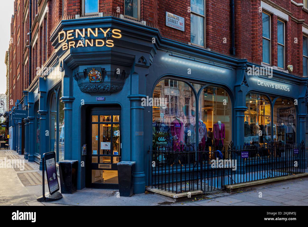 Dennys Brands Store al 62 Berners Street Fitzrovia Londra Dennys è un negozio specializzato in abbigliamento da lavoro e uniformi. Fondata a metà del XIX secolo. Foto Stock