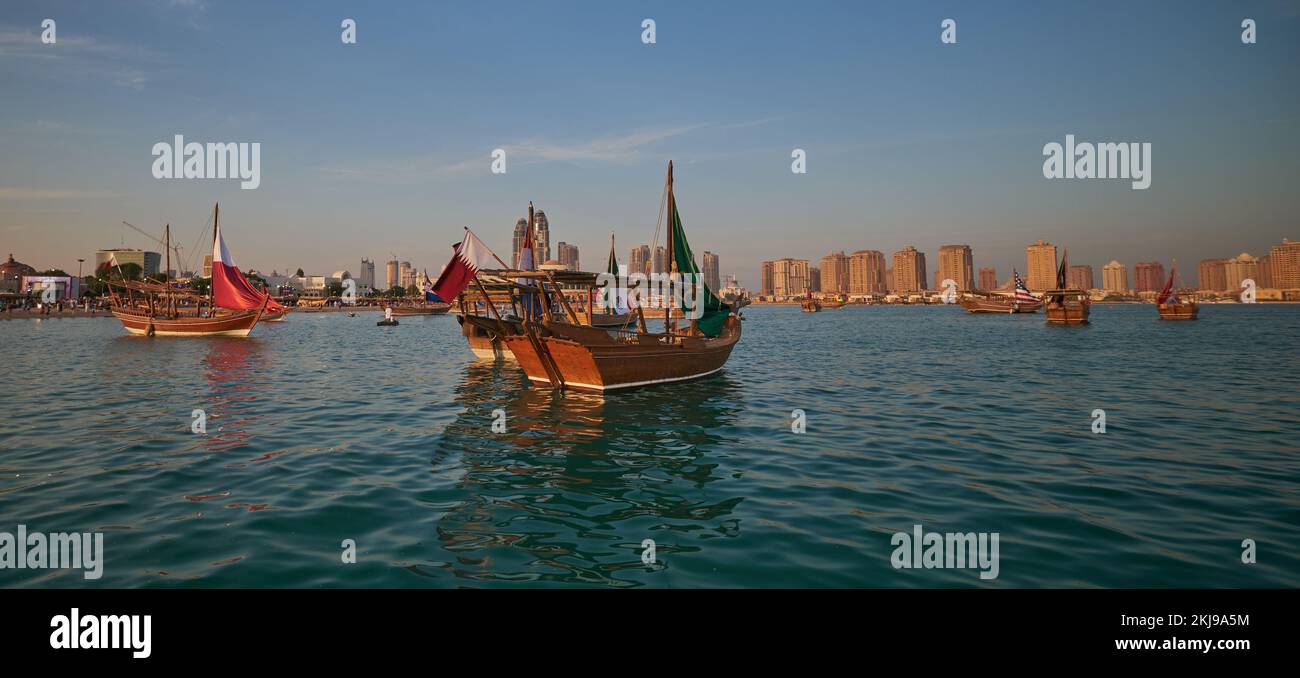 Katara12th tradizionale dhow festival a Doha Qatar pomeriggio girato con dhows nel golfo arabo con bandiere di paesi della FIFA Word Cup 2022 Foto Stock