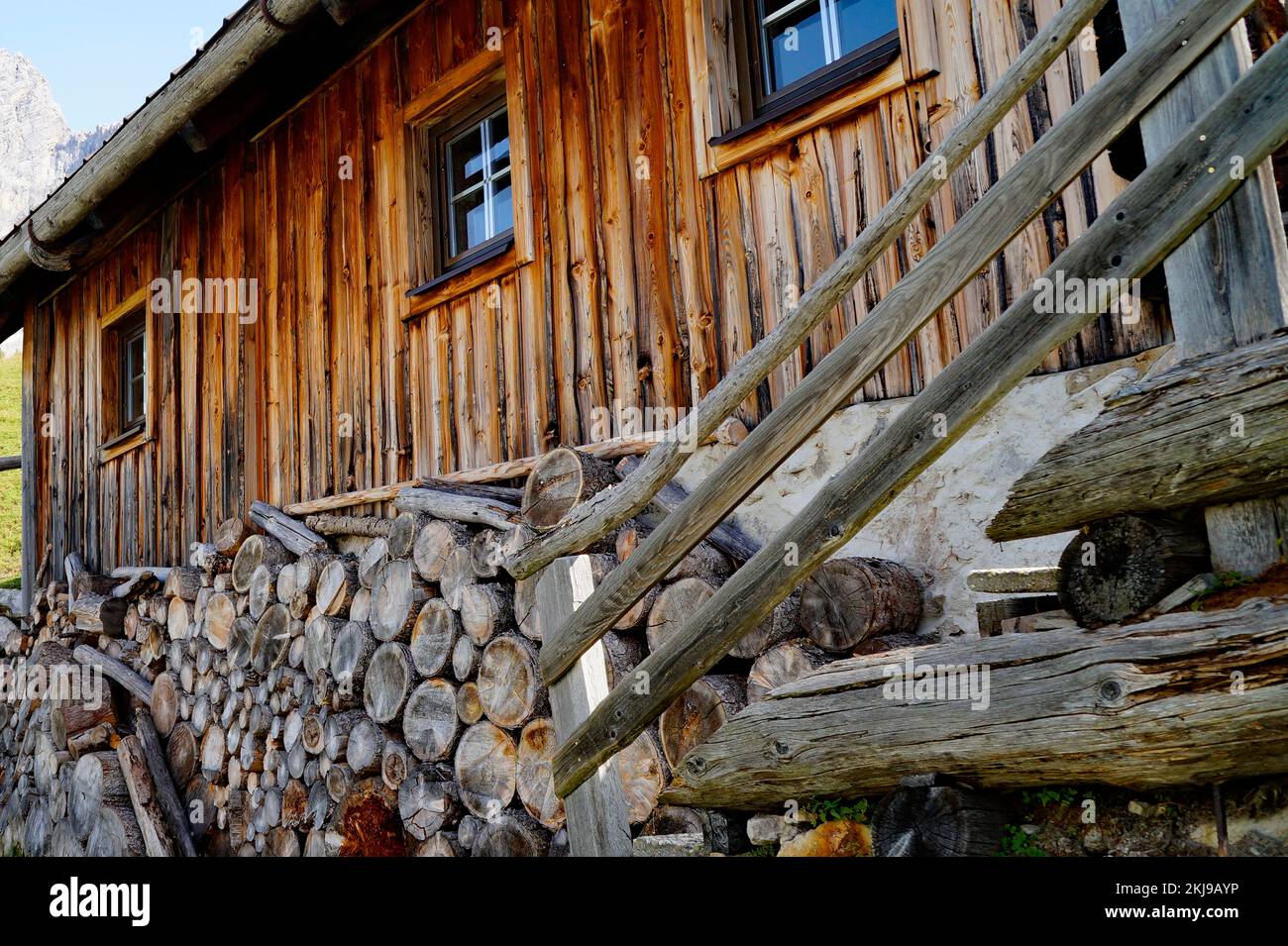 Rustica cabina alpina in legno a piedi del monte Dachstein nel villaggio alpino Neustatt Alm o Neustattalm nelle Alpi austriache a Schladming-Dachstein Foto Stock