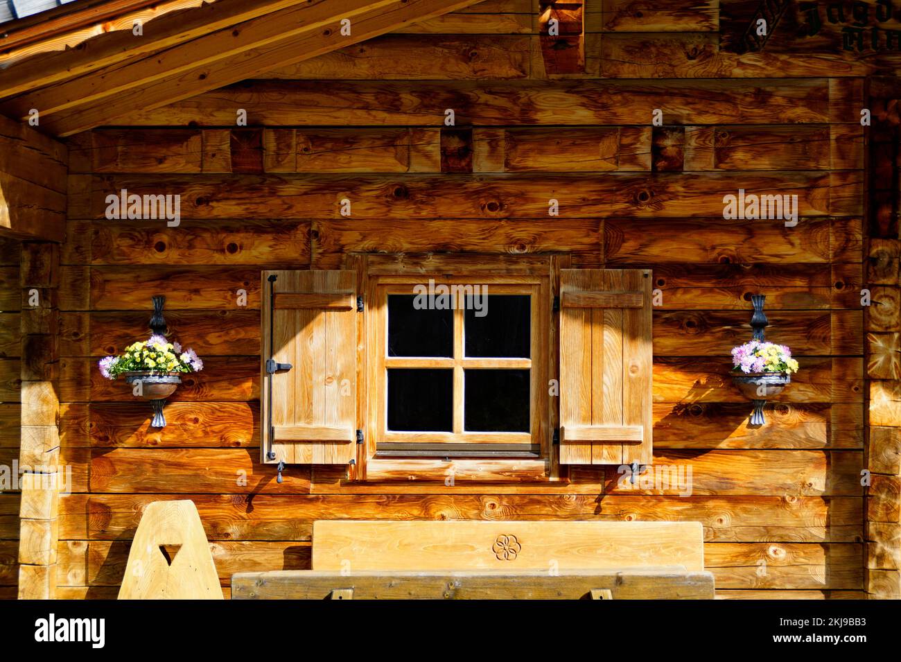 Rustica cabina alpina in legno a piedi del monte Dachstein nel villaggio alpino Neustatt Alm o Neustattalm nelle Alpi austriache a Schladming-Dachstein Foto Stock