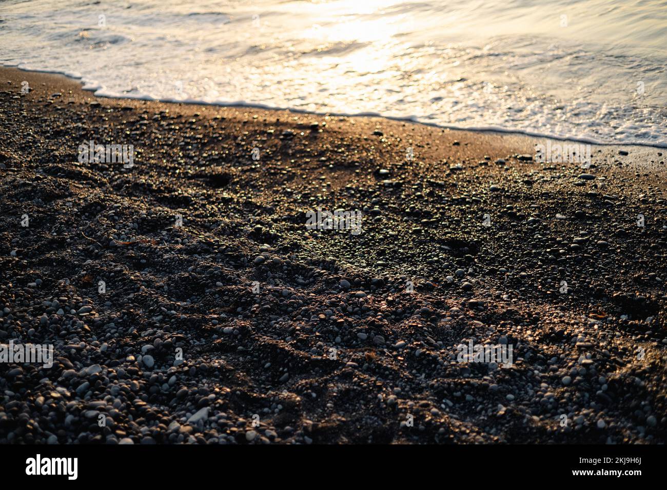 Pietre e vista della spiaggia nera di Kamari a Santorini Foto Stock