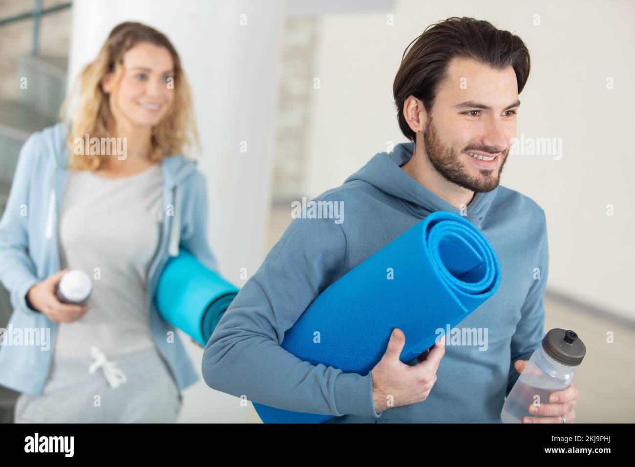 giovane coppia gioiosa che va insieme in palestra Foto Stock