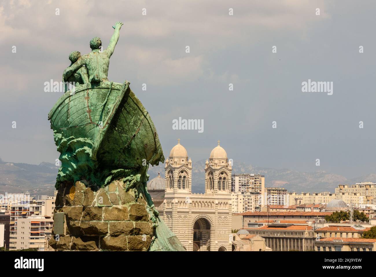 Monument aux héros et victimes de la mer,Monumento agli eroi e alle vittime del mare,al,Palais du Pharo,palazzo costruito per Napoleone III, ora un centro congressi, con giardini che si affacciano sul lungomare,fantastica,vista,vista,punto di vista.Marsiglia,comune in, Bouches-du-Rhône, la seconda città più grande della Francia,Marsiglia, è la prefettura del dipartimento francese, Bouches du-Rhône, capitale, e Della regione Provenza-Alpi-Côte Azzurra. Sud della Francia,Francia,francese,seconda città più grande in Francia,agosto,estate,Europa,europea, Foto Stock