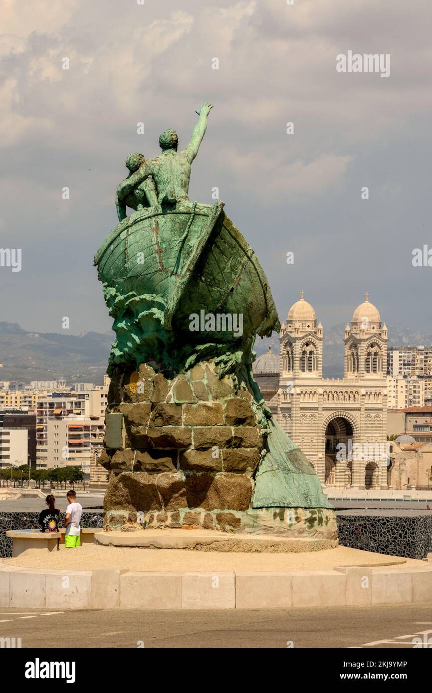 Monument aux héros et victimes de la mer,Monumento agli eroi e alle vittime del mare,al,Palais du Pharo,palazzo costruito per Napoleone III, ora un centro congressi, con giardini che si affacciano sul lungomare,fantastica,vista,vista,punto di vista.Marsiglia,comune in, Bouches-du-Rhône, la seconda città più grande della Francia,Marsiglia, è la prefettura del dipartimento francese, Bouches du-Rhône, capitale, e Della regione Provenza-Alpi-Côte Azzurra. Sud della Francia,Francia,francese,seconda città più grande in Francia,agosto,estate,Europa,europea, Foto Stock