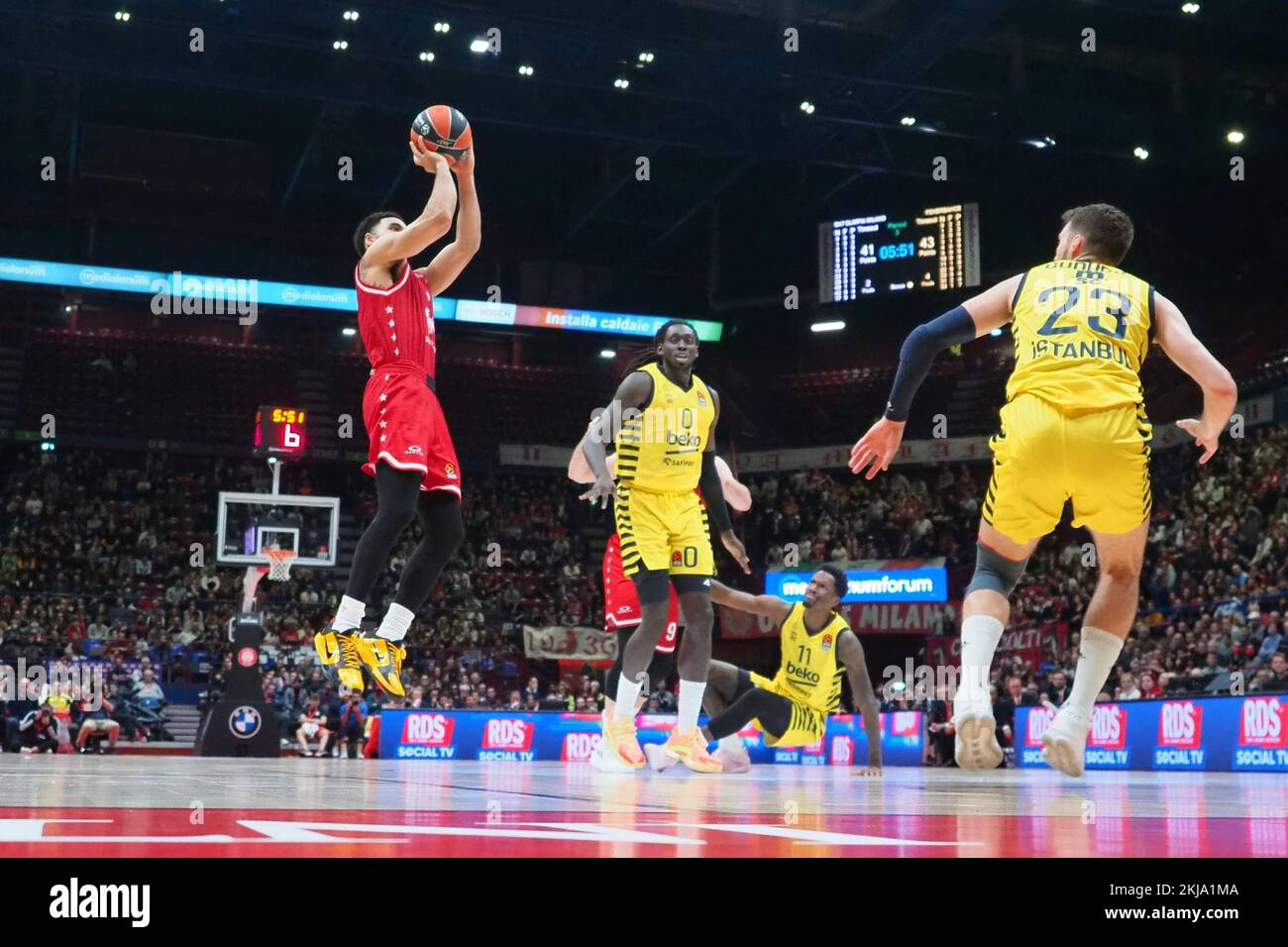 Milano, Italia. 24th Nov 2022. LA FOTOCAMERA DIGITALE OLYMPUS nel corso del EA7 Emporio Armani Milano vs Fenerbahce Beko, Basketball Eurolega Championship a Milano, novembre 24 2022 Credit: Independent Photo Agency/Alamy Live News Foto Stock