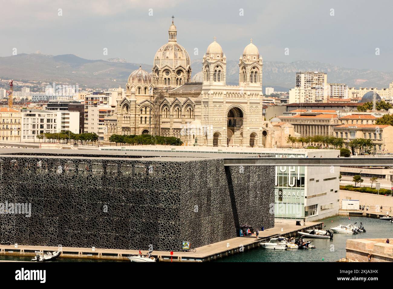 MuCEM - Museo delle civiltà d'Europa e del Mediterraneo Mucem - Musée des civilisations de l'Europe et de la Méditerranée, vista, da, Palais du Pharo, palazzo costruito per Napoleone III, ora un centro congressi, con giardini che si affacciano sul lungomare, fantastica, vista, vista, punto di vista, Marsiglia, comune in, Bouches-du-Rhône, la seconda città più grande della Francia, Marsiglia, È la prefettura della Francia, dipartimento di, Bouches-du-Rhône, e, capitale, Della regione Provenza-Alpi-Côte Azzurra. Francia,Francia,francese,seconda città più grande in Francia,agosto,estate,Europa,europea, Foto Stock