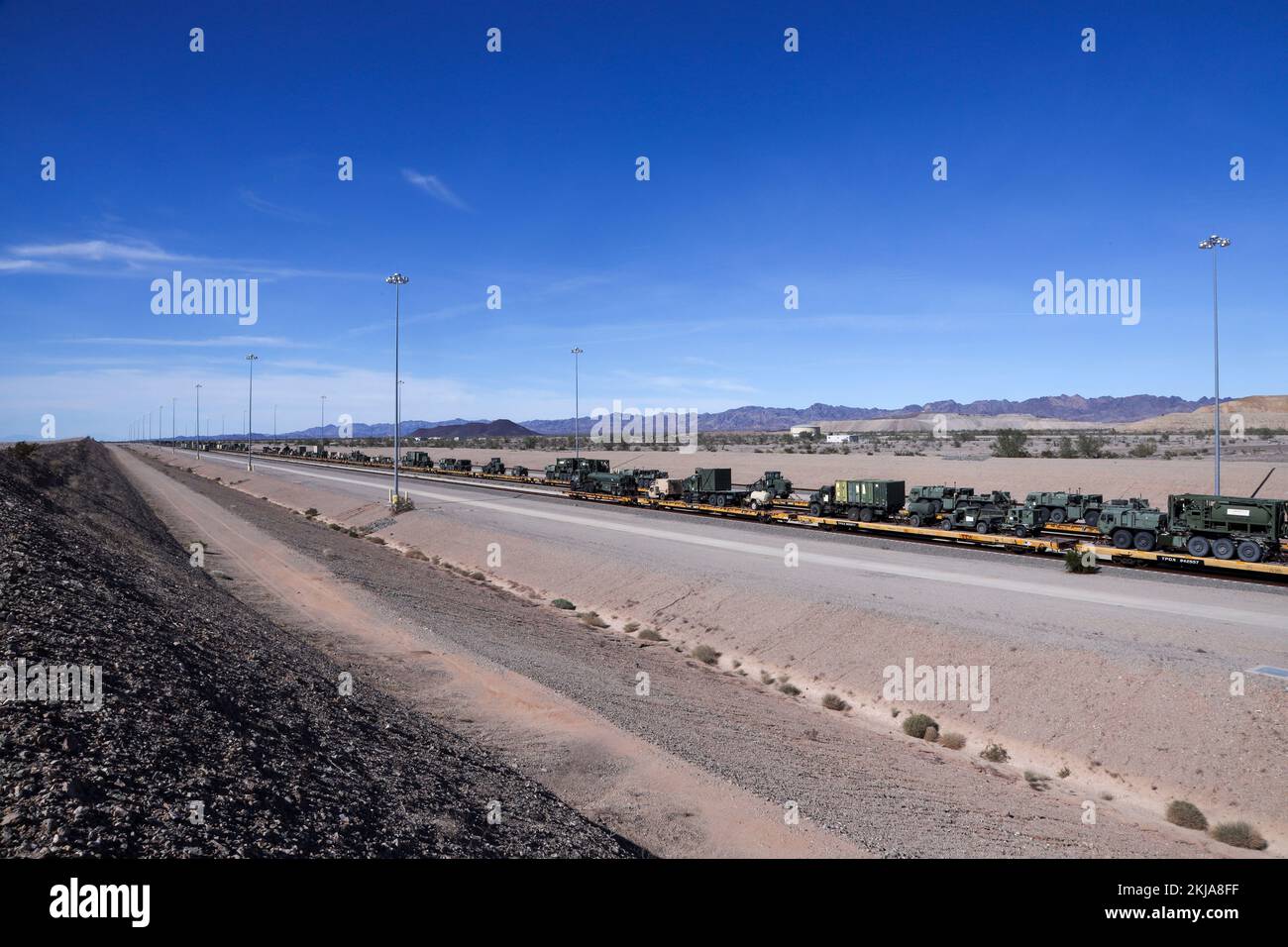 STATI UNITI Marine Corps veicoli e carico caricato su un treno durante le operazioni ferroviarie in mezzo armi e tattica istruttore (WTI) corso 1-23 vicino a Glamis, California, 4 novembre 2022. Il corpo della marina Air Station Yuma, Arizona, Distribution Management Office ha assistito 1st Battaglione di supporto all'atterraggio, 1st Marine Logistics Group e 2nd Battaglione di trasporto, 2nd MLG, mentre hanno caricato le apparecchiature che vengono estratte da WTI sulle vetture ferroviarie, dal 31 ottobre al 7 novembre 2022. (STATI UNITI Corpo marino foto di Lance CPL. Jon C. Stone) Foto Stock