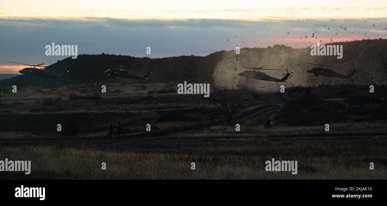 Un falco nero Sikorsky UH-60 atterra in un campo che segna l'inizio della commemorazione della "Battaglia di Dak to" a Fort Carson, Colón, 23 novembre 2022. La Battaglia di Dak si svolse tra il 3 novembre 1967 e il 23 novembre 1967. Durante questo periodo, i soldati Ivy hanno combattuto ferocemente accanto alla Brigata Airborne 173rd. (STATI UNITI Foto dell'esercito di SPC. Joshua Zayas) Foto Stock