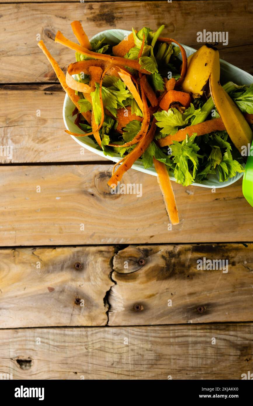 Verticale di frutta e verdura biologica rifiuti alimentari in cucina compostaggio bidone Foto Stock