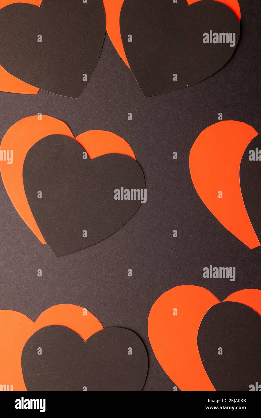 Verticale delle forme del cuore rosso e nero su sfondo nero con spazio di copia Foto Stock