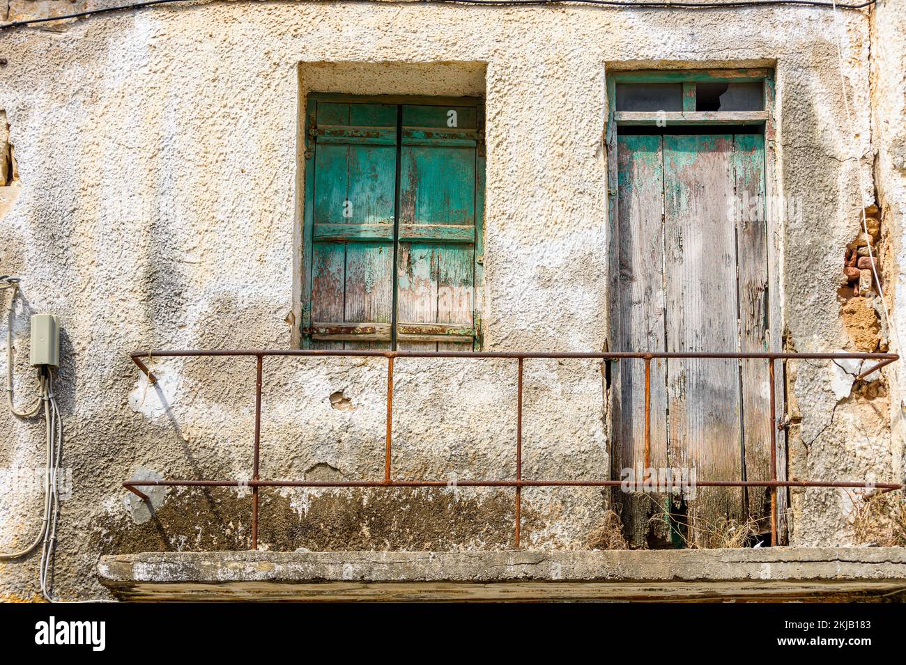 abbandonata vecchia casa di campagna con mura spaccate. Foto Stock