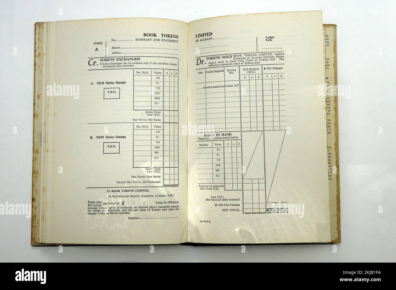 apri vecchio libro; beneficenza commerciale del libro; venditori di libri; libro aperto d'epoca, libro aperto in inglese Foto Stock