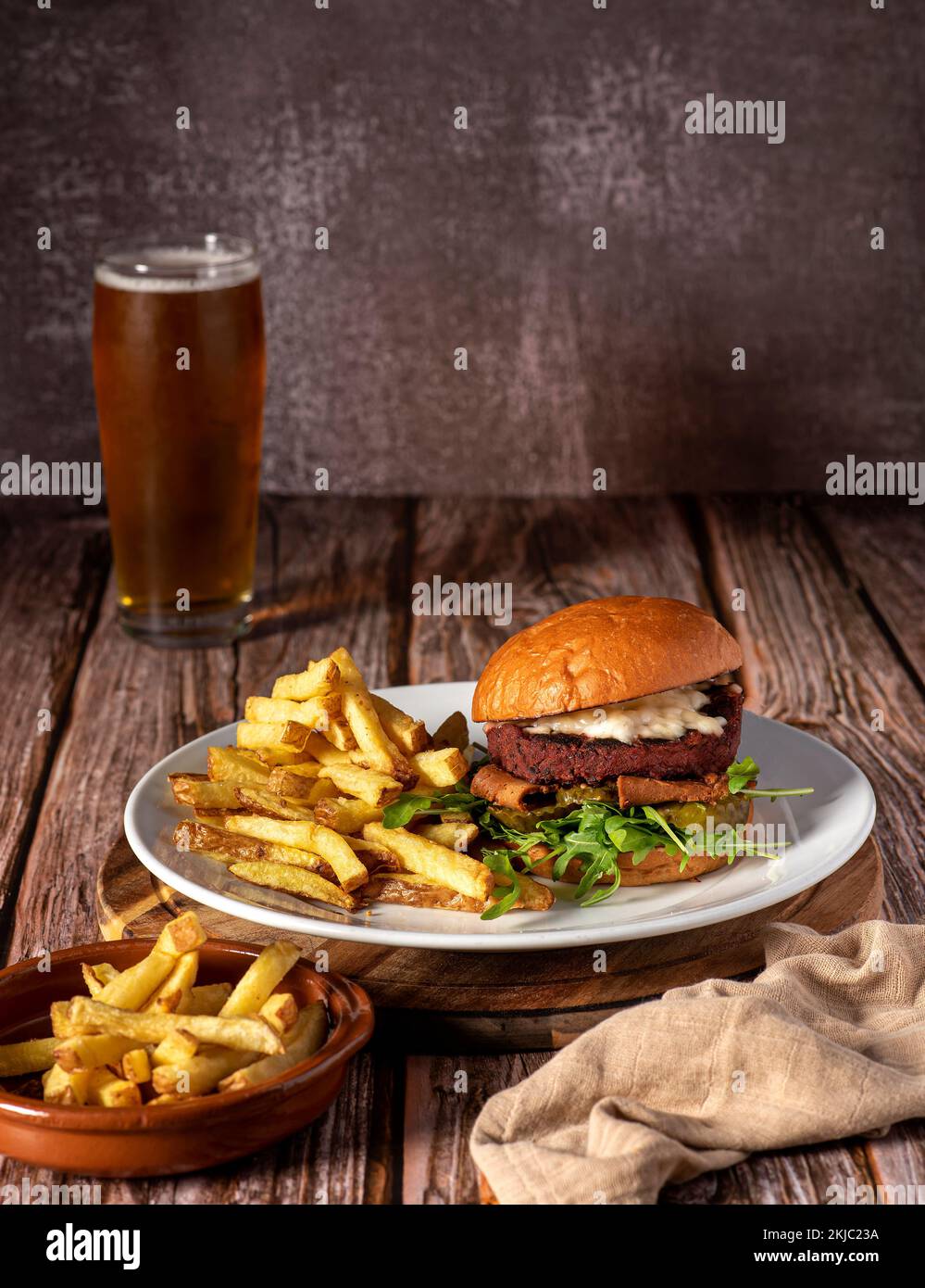 Fotografia del cibo di hamburger vegani, hamburger, patatine fritte, birra Foto Stock