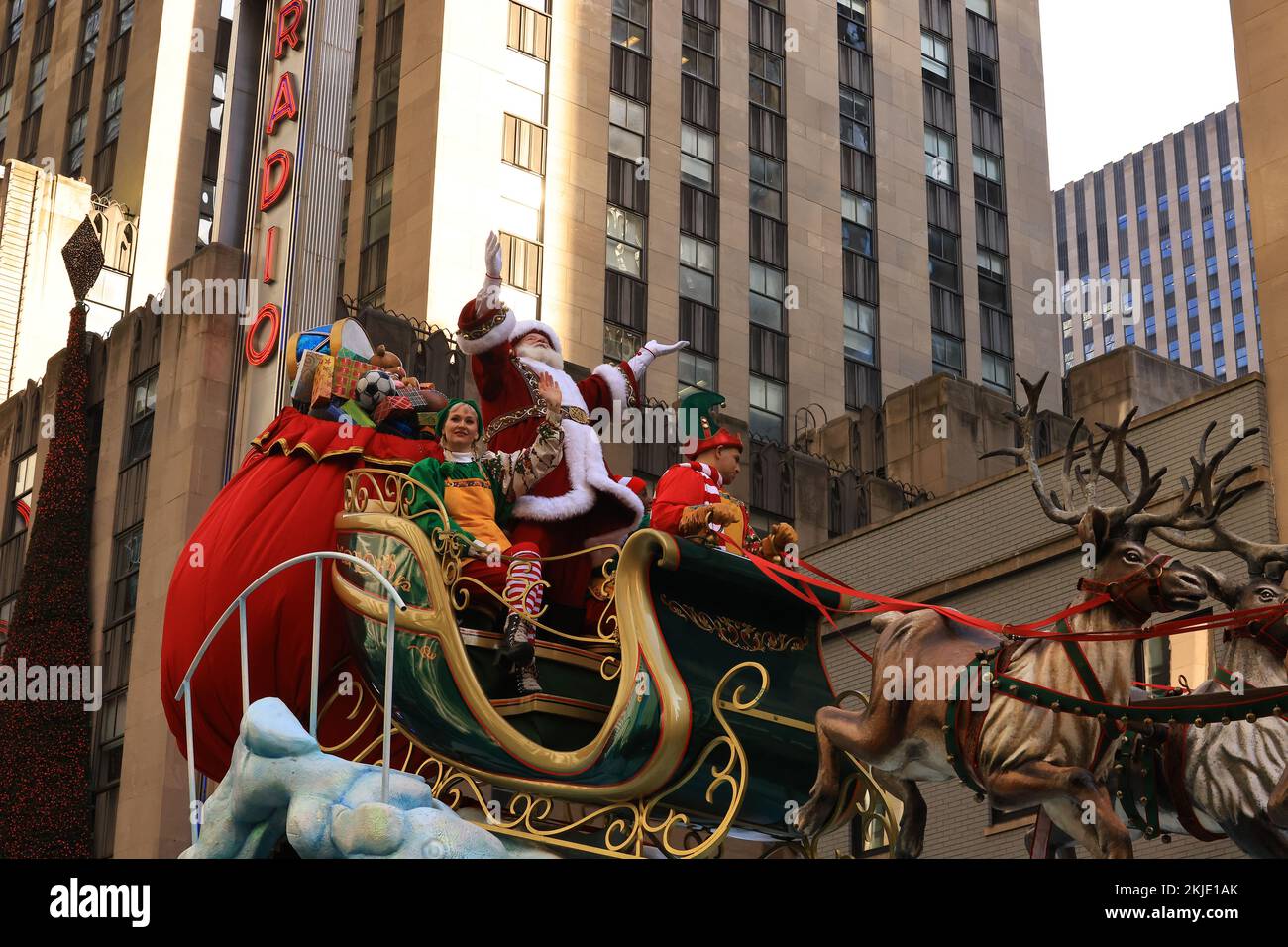 NEW YORK, NEW YORK - 24 novembre 2022: Babbo Natale si lancia alla folla dalla slitta di Macy's Babbo Natale nella 96th Macy's Thanksgiving Day Parade a New York, giovedì 24 novembre 2022. (Foto: Gordon Donovan) Foto Stock