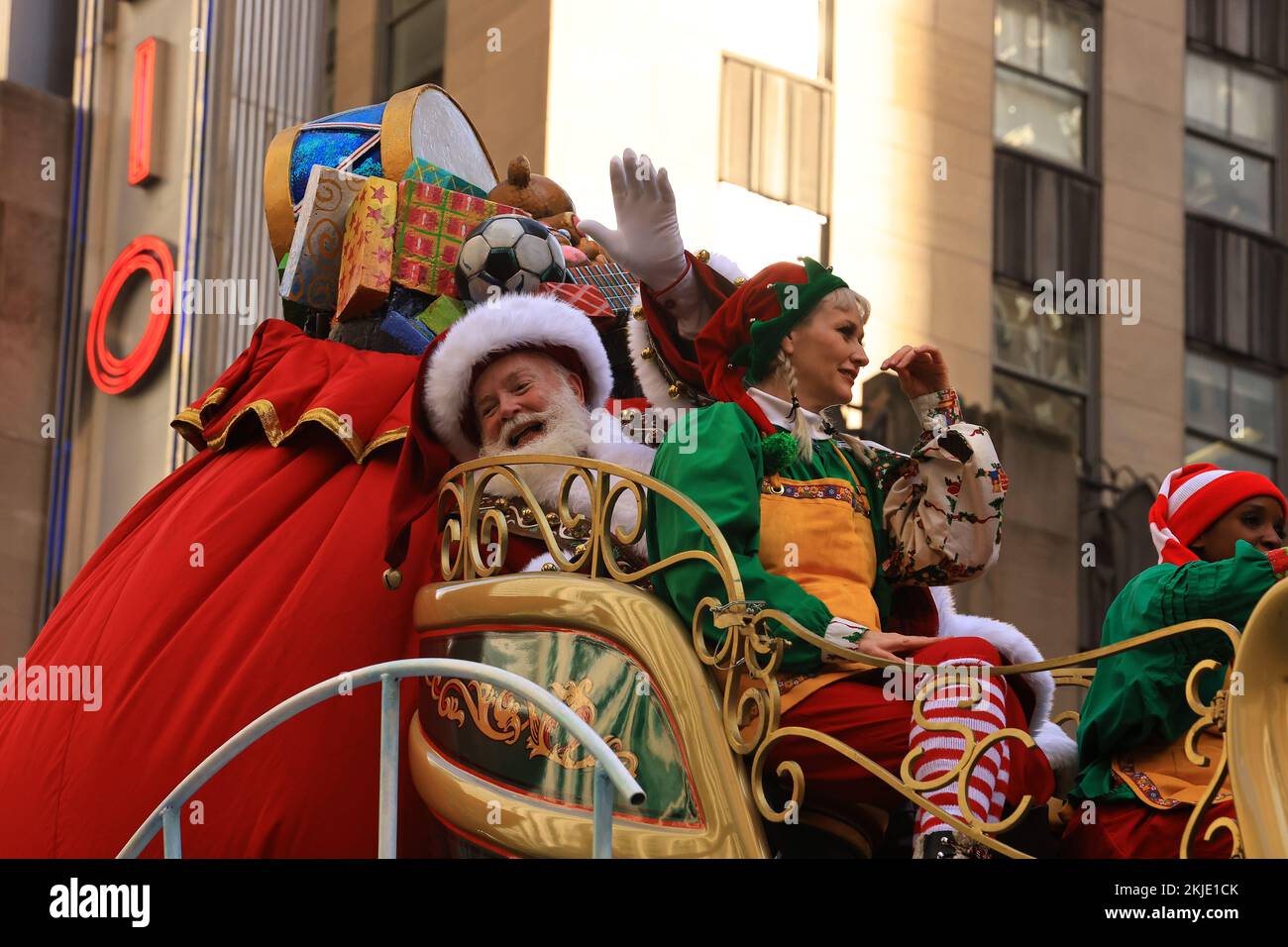 NEW YORK, NEW YORK - 24 novembre 2022: Babbo Natale si lancia alla folla dalla slitta di Macy's Babbo Natale nella 96th Macy's Thanksgiving Day Parade a New York, giovedì 24 novembre 2022. (Foto: Gordon Donovan) Foto Stock