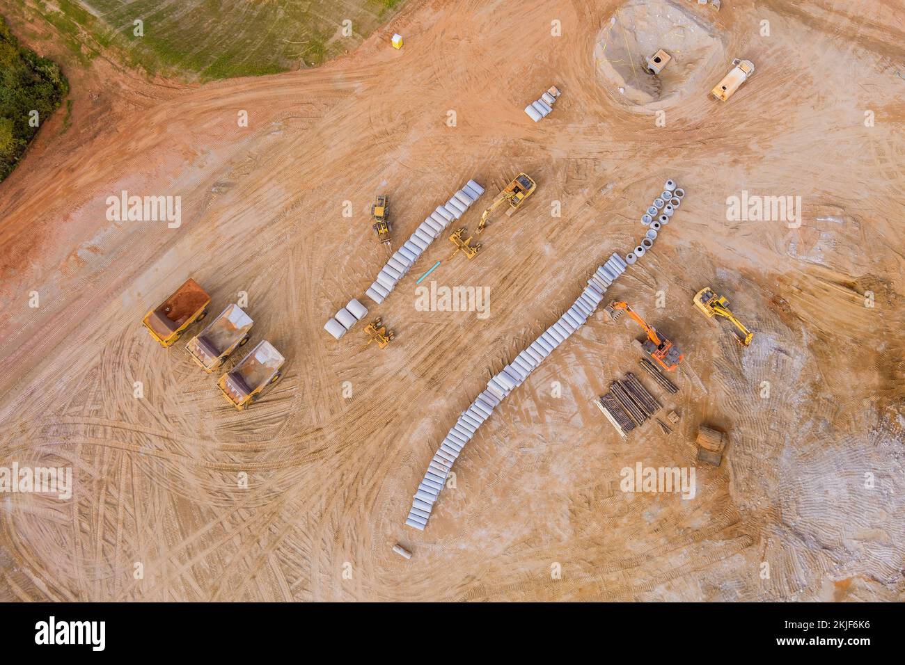 Vista aerea panoramica di un grande cantiere in uso con macchine e trattori pesanti con movimento terra Foto Stock