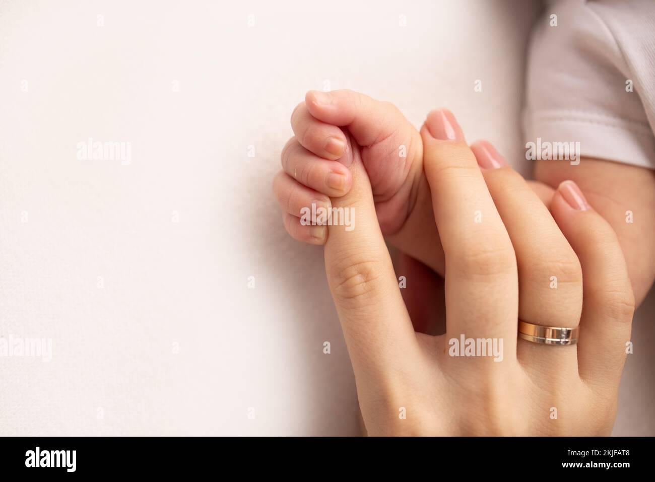 Primo piano piccola mano di bambino e palma di madre e padre. Foto Stock