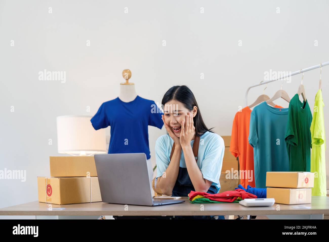 Felice eccitante donna asiatica di successo facendo business abbigliamento vendere online. utilizza un computer portatile. Vendita on-line di marketing consegna, PMI e Foto Stock