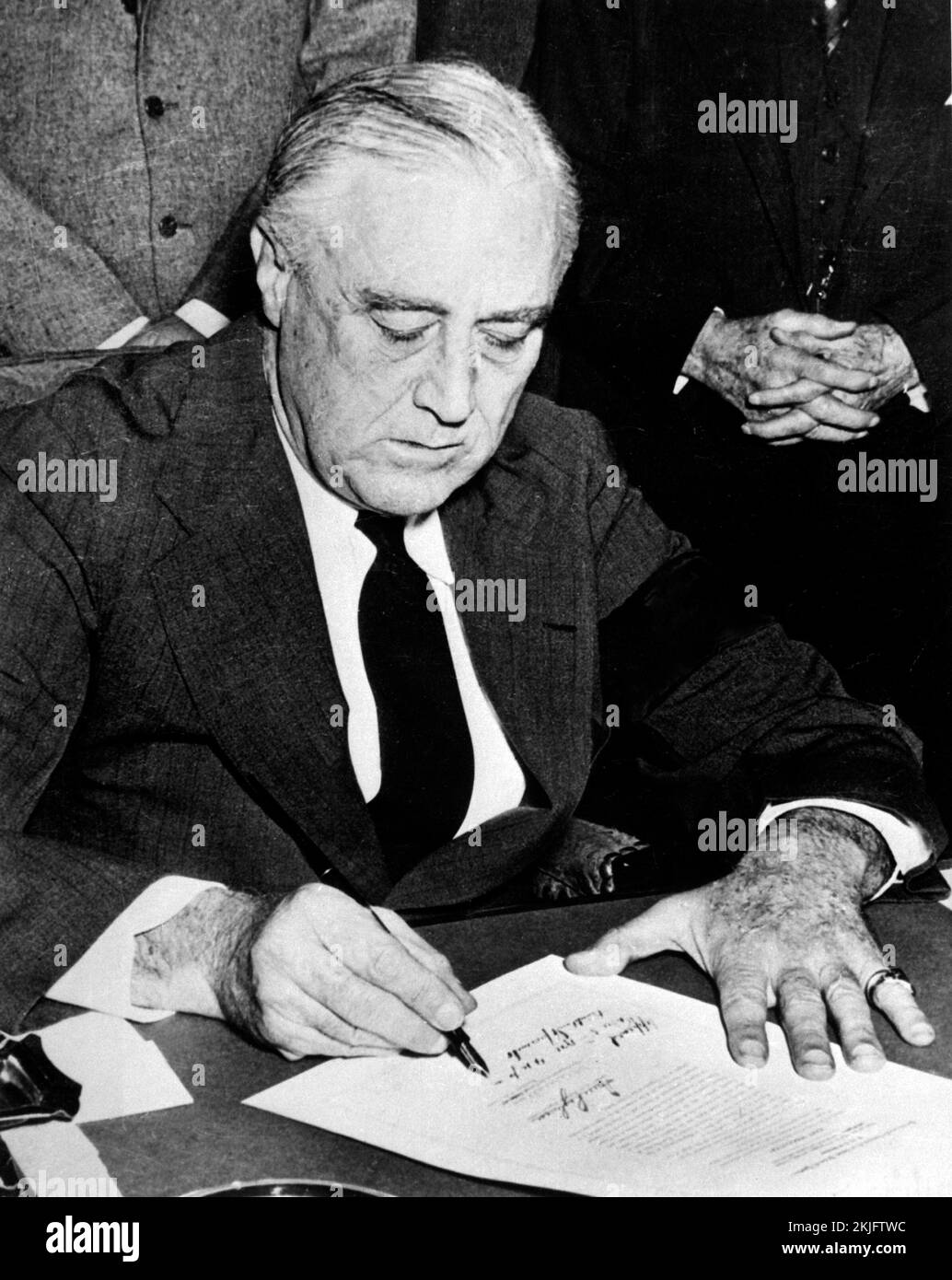 Il presidente Franklin D. Rossevelt firma la dichiarazione di guerra contro il Giappone, 8 dicembre 1941. Foto Stock