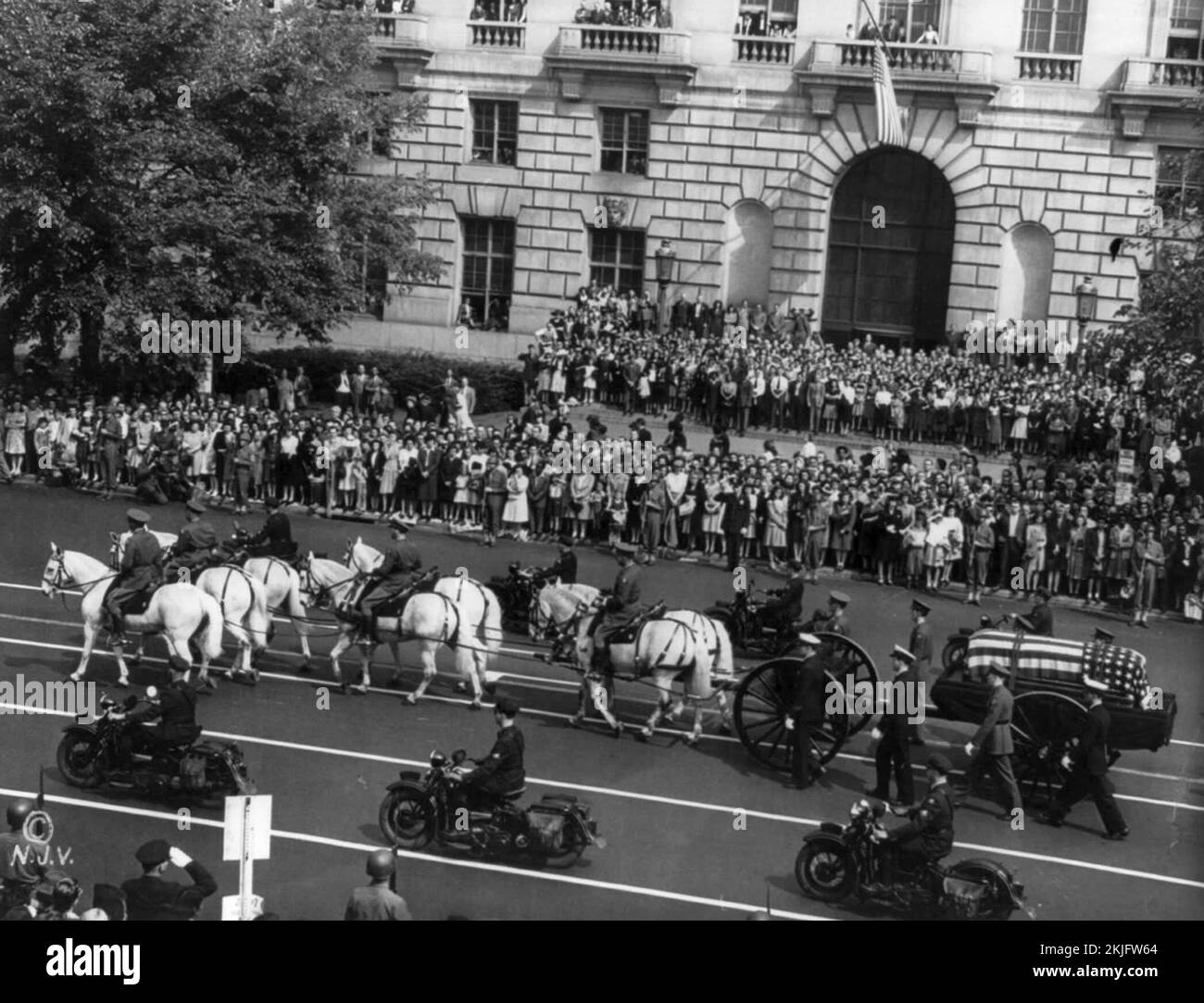 La processione funebre del presidente Franklin Roosevelt a Washington, D.C., seguita da 300.000 spettatori (14 aprile 1945) Foto Stock