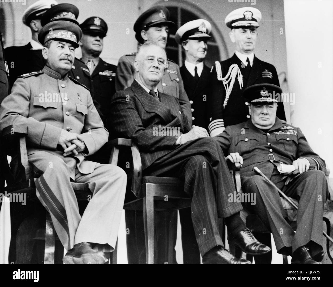 I tre grandi alla conferenza di Teheran nel 1943. Prima fila: Il maresciallo Stalin, il presidente Roosevelt, il primo ministro Churchill sul portico dell'ambasciata sovietica - retro fila: Generale H.H. Arnold, Capo degli Stati Uniti Esercito aereo; Generale Alan Brooke, Capo dello Stato maggiore Imperiale; Ammiraglio Cunningham, primo Signore del Mare; Ammiraglio William Leahy, Capo dello Stato maggiore del Presidente Roosevelt, durante la Conferenza di Teheran Foto Stock