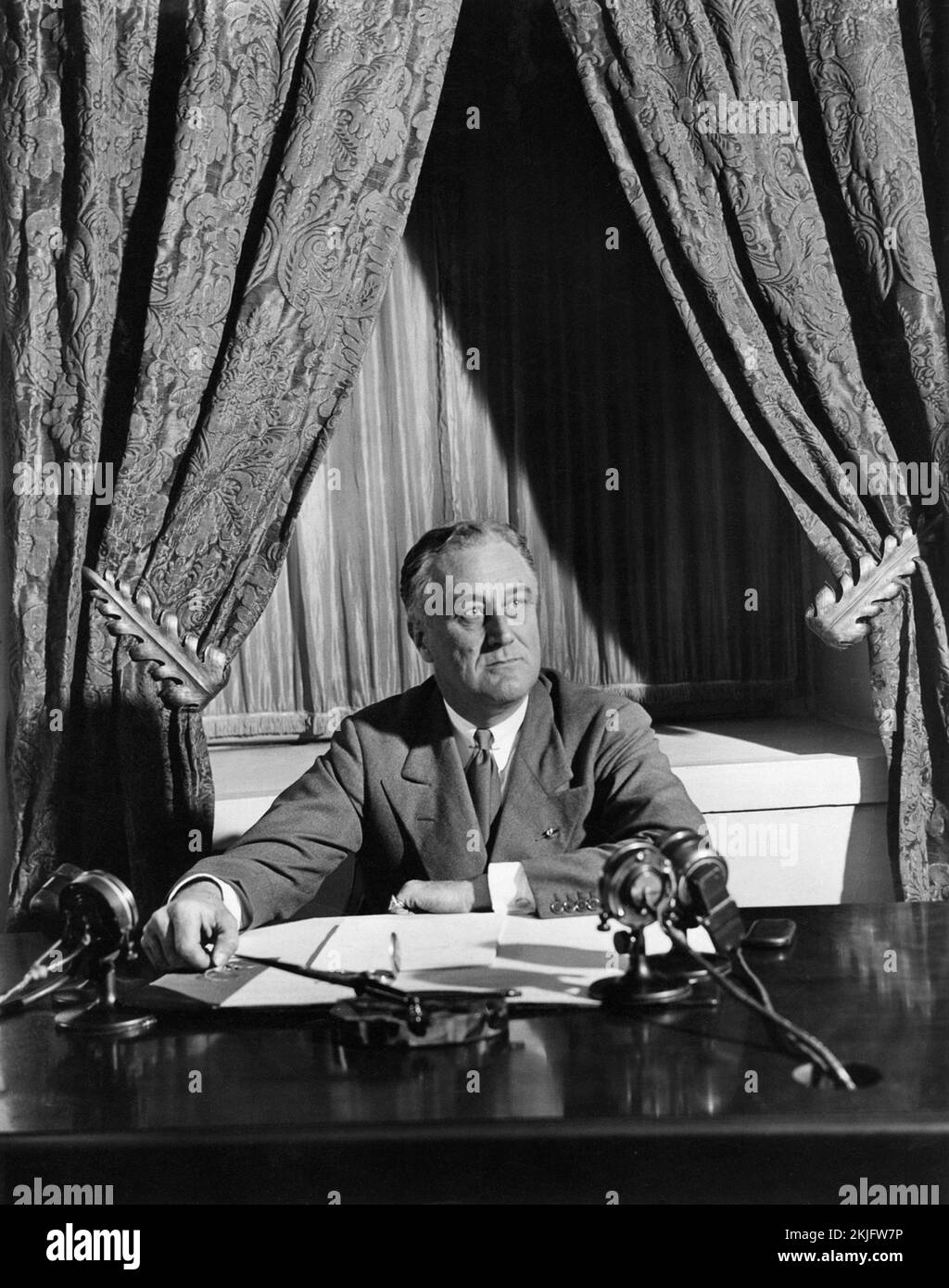 Roosevelt Broadcasting il suo primo Fireside Chat sulla crisi bancaria, dalla Casa Bianca, Washington, D.C. Foto Stock