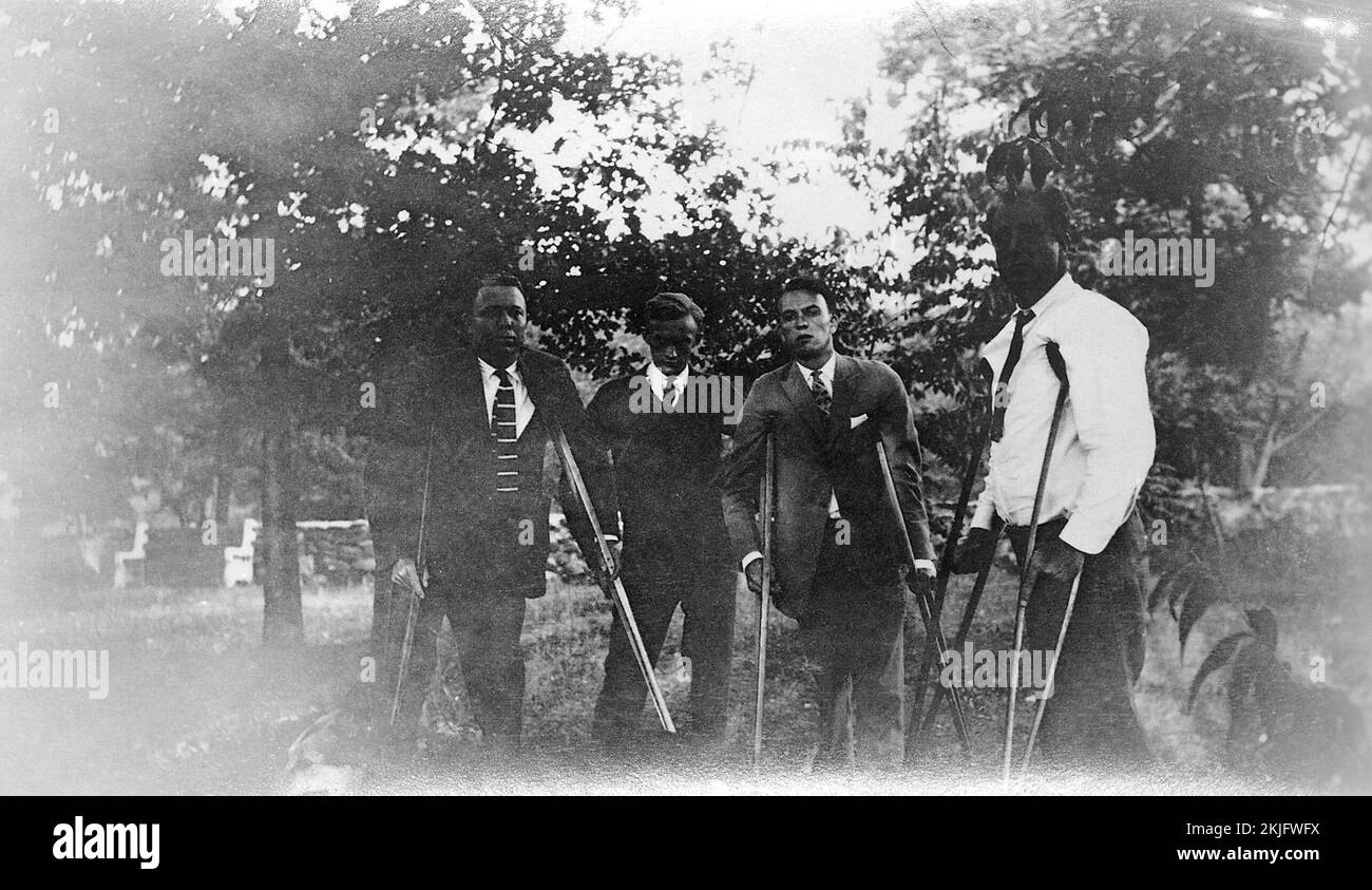 Il presidente DEGLI STATI UNITI Franklin Roosevelt con i sopravvissuti alla polio a Warm Springs in Georgia nel 1925. Roosevelt andò spesso a Warm Springs per fisioterapia e idroterapia Foto Stock