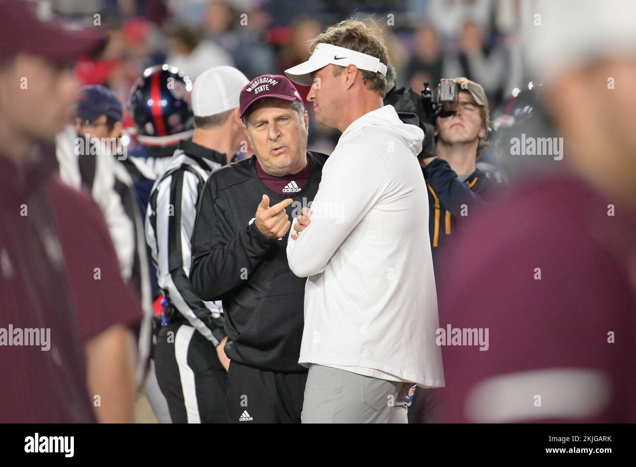 Oxford, MS, Stati Uniti. 24th Nov 2022. I ribelli del Mississippi Head Coach Lane Kriffin e Mississippi state Bulldogs Head Coach Mike Leach parlando a metà campo durante il gioco della coppa delle uova tra i ribelli dell'Università del Mississippi e i Mississippi state University Bulldogs allo stadio Vaught Hemingway di Oxford, Mississippi. Rebs guida il 1st° tempo contro Bulldogs, 16-14 Patrick Green/CSM/Alamy Live News Foto Stock