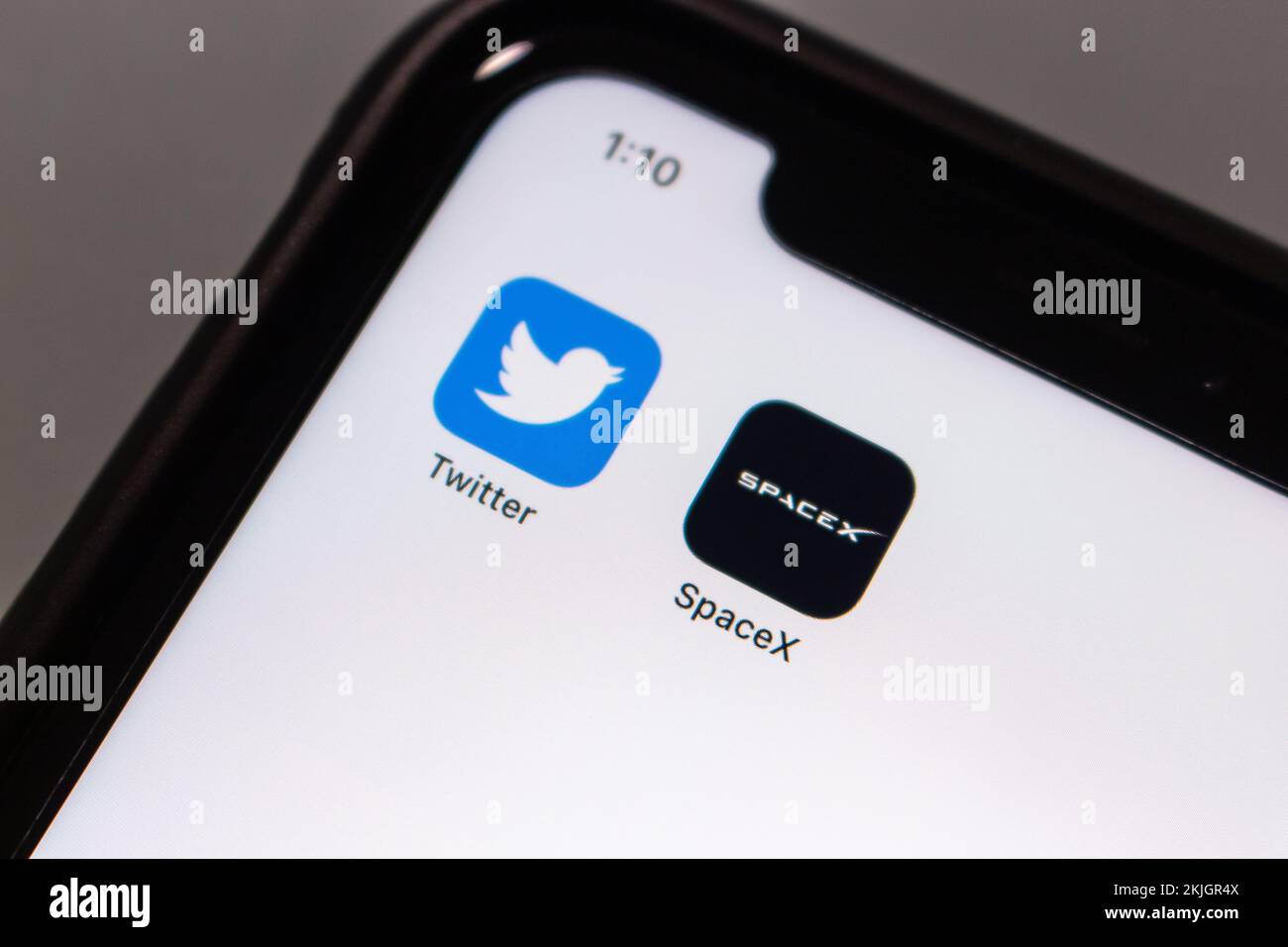 Vancouver, CANADA - Nov 19 2022 : icone di Twitter e SpaceX sullo schermo di un iPhone. Foto Stock