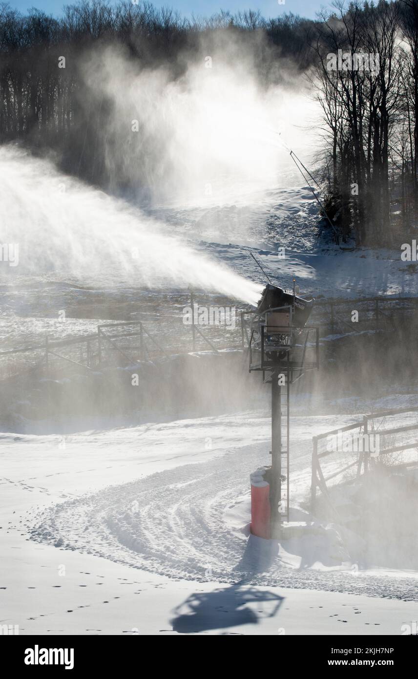 Macchine per la neve funzionanti nella zona sciistica di Loon Mountain una settimana prima dell'apertura del resort per la stagione sciistica 2022/23. Loon Mountain, Lincoln, New Hampshire, Stati Uniti. Foto Stock