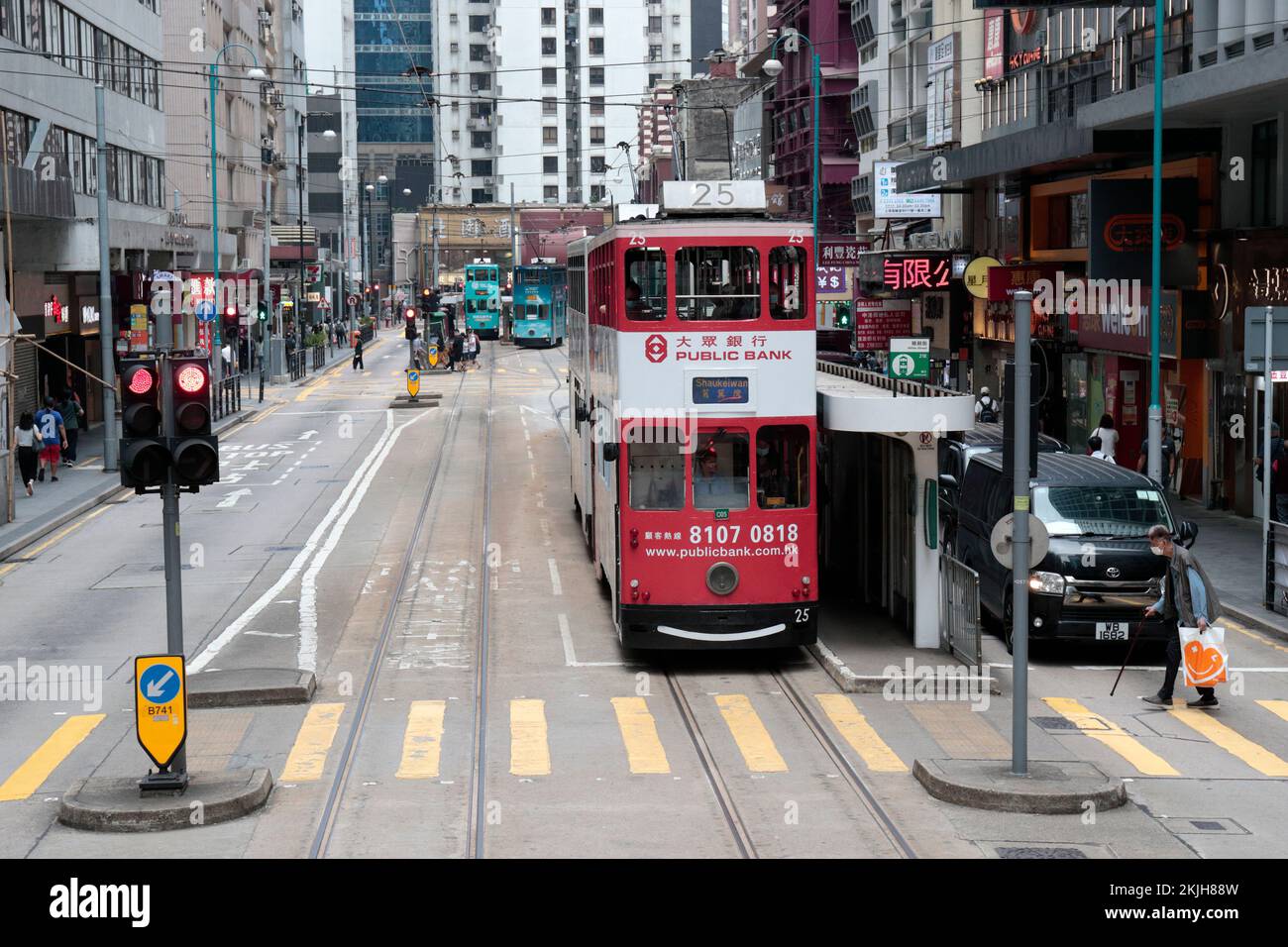 Street scene alla fermata del tram HK, Des Voeux West, Sheung WAN, Hong Kong, Cina 17 Nov 2022 Foto Stock