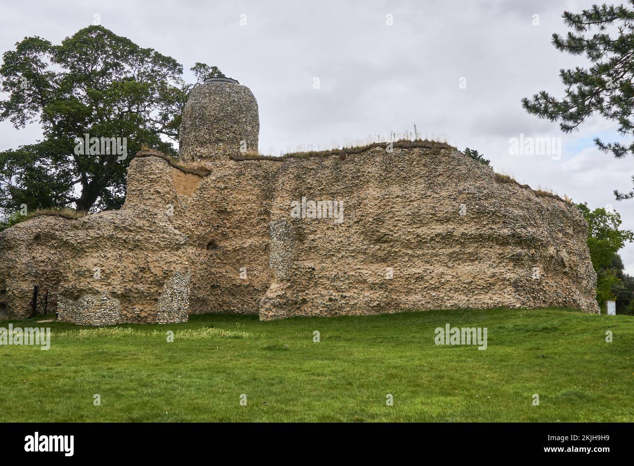 Il nucleo rovinato del castello di Walden che era un castello medievale costruito durante il centurySaffron Walden 12th, Essex, Regno Unito Foto Stock