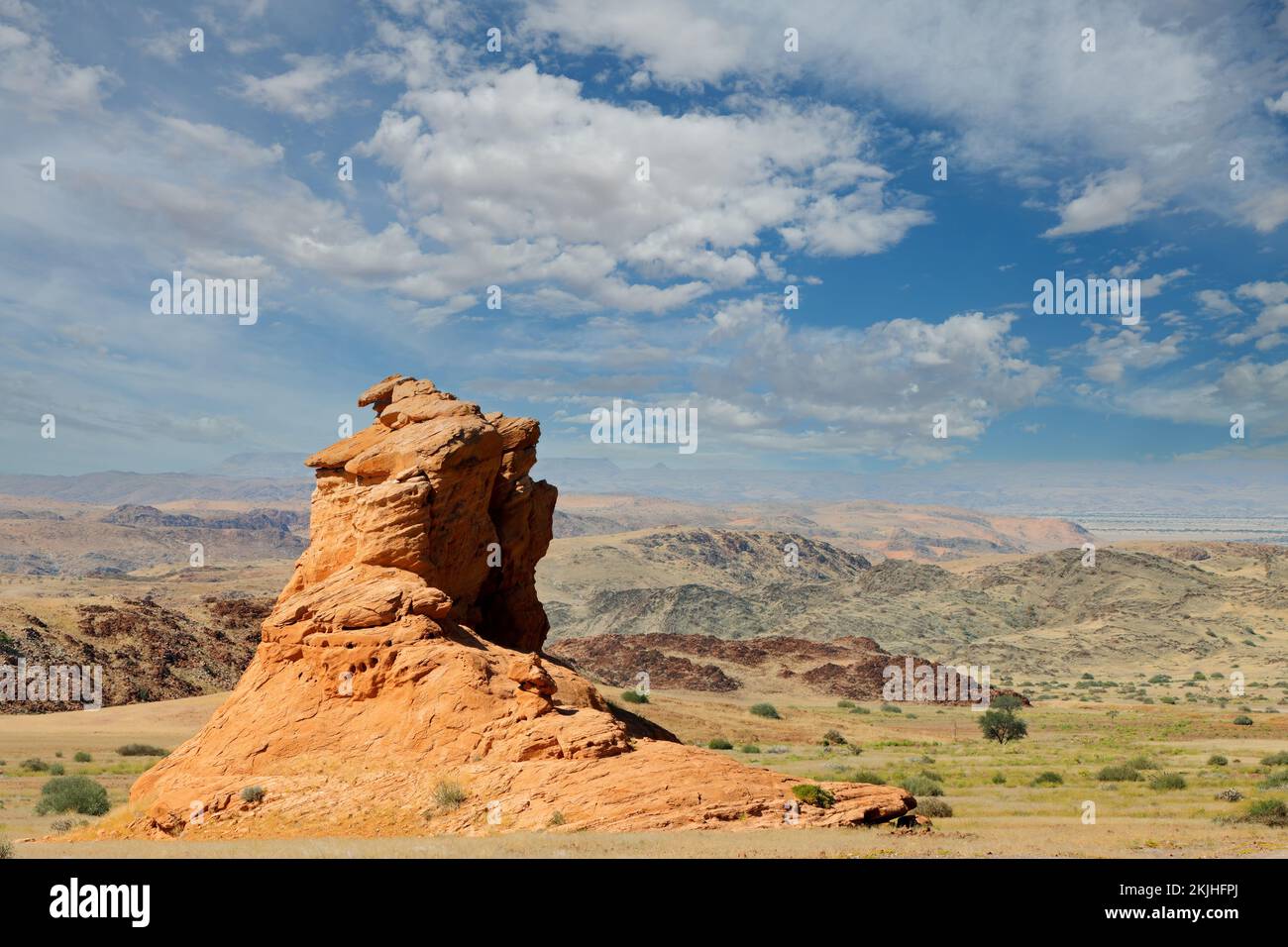 Paesaggio montano panoramico con aspre rocce di arenaria e cielo nuvoloso, Namibia settentrionale Foto Stock