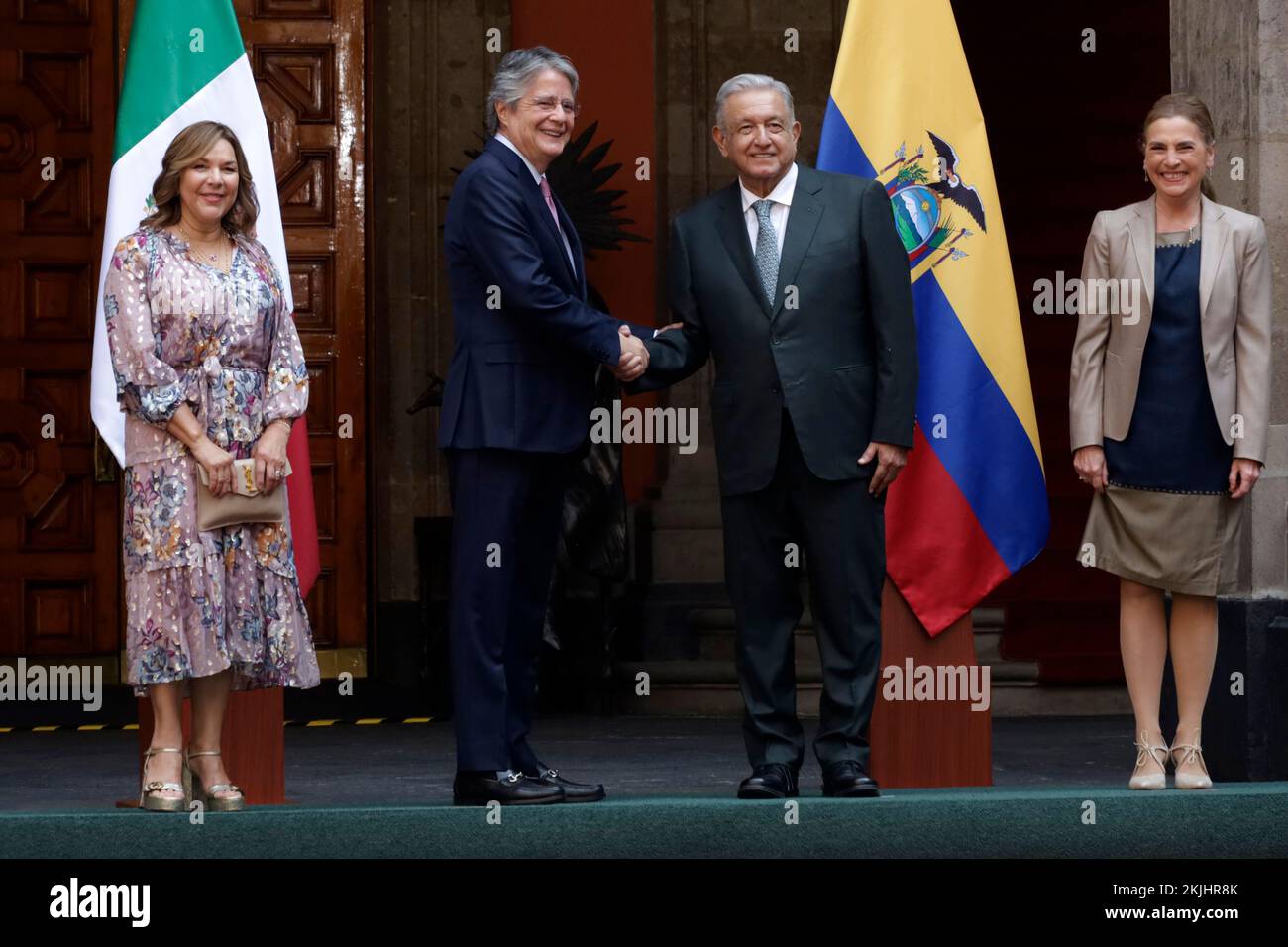 Città del Messico, Messico. 24th Nov 2022. Il presidente del Messico, Andres Manuel Lopez Obrador e sua moglie Beatriz Gutierrez Muller con il presidente dell'Ecuador, Guillermo Lesso Mendoza e sua moglie Maria de Lourdes Alcivar durante la cerimonia di benvenuto come parte della visita ufficiale del presidente ecuadoriano in Messico al Palazzo Nazionale. Il 24 novembre 2022 a Città del Messico. (Credit Image: © Luis Barron/eyepix via ZUMA Press Wire) Credit: ZUMA Press, Inc./Alamy Live News Foto Stock