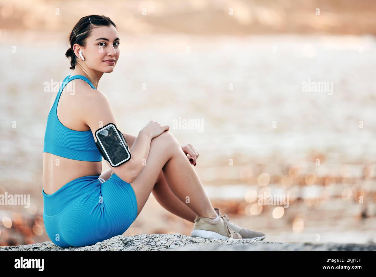 Fascia per le braccia, giovane donna e fitness all'aperto, per allenamenti e esercizi per il benessere e la salute. Ritratto, atleta femminile e ragazza con attrezzatura per Foto Stock