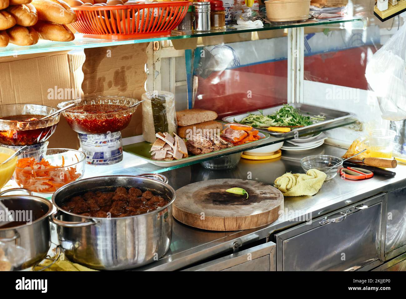 Ingredienti preparati per la preparazione vietnamita Banh Me on Street food a Nha Trang Foto Stock