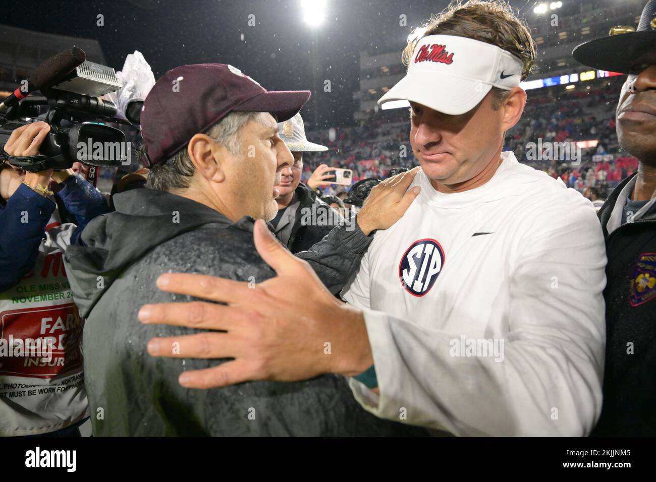 Oxford, MS, Stati Uniti. 24th Nov 2022. I ribelli del Mississippi, Head Coach Lane Kriffin e Mississippi state Bulldogs, Head Coach Mike Leach, dopo il gioco delle uova tra i ribelli dell'Università del Mississippi e i Mississippi state University Bulldogs allo stadio Vaught Hemingway di Oxford, Mississippi. Bulldogs sconfisse i ribelli, 24-22. Patrick Green/CSM/Alamy Live News Foto Stock