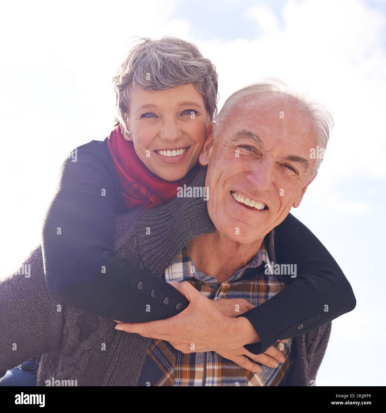 Tenendolo alla loro zest per vita. Ritratto di una felice coppia anziana godendo di un giro di piggyback all'aperto. Foto Stock