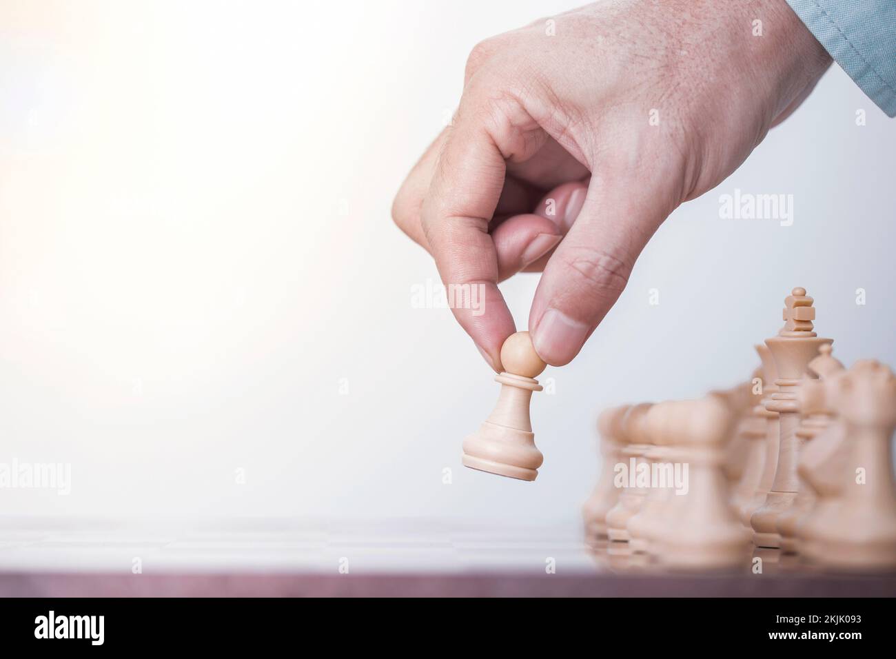 L'uomo d'affari gioca con il gioco di scacchi nel gioco di successo della concorrenza, strategia di concetto e gestione o leadership di successo Foto Stock